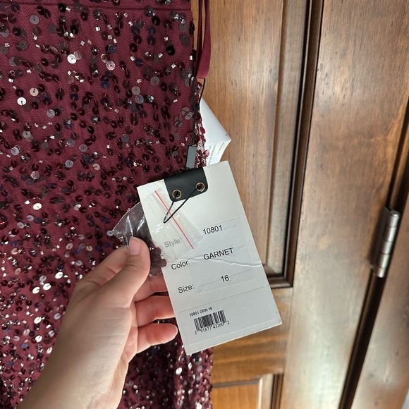 MAC DUGGAL Sequined V Neck Flutter Cap Sleeve Trumpet Gown - Picture 7 of 7